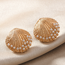 Chic Shell Earrings for Stylish Commute with Metal and High-end Vibe